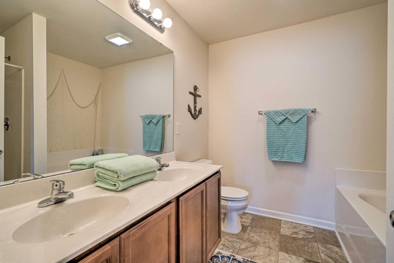 Modern Coastal Condo With Patio 1 Mi To Beaches! Carolina Beach Exteriör bild