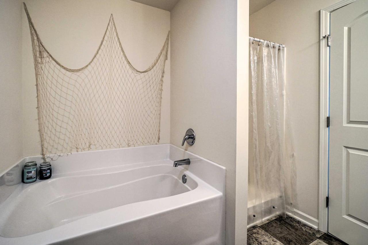 Modern Coastal Condo With Patio 1 Mi To Beaches! Carolina Beach Exteriör bild